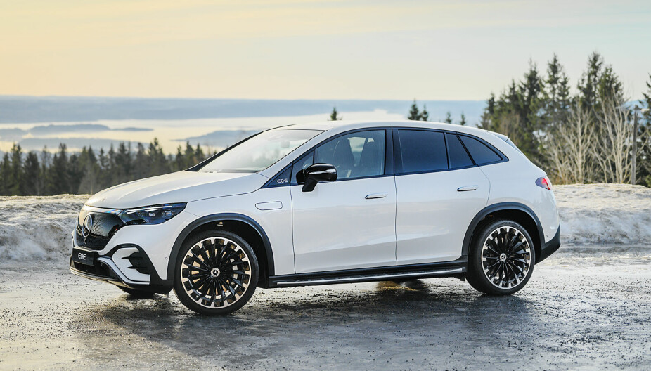 MER KOMPAKT: Nye EQE SUV har mange av elementene til den større EQS, men omtales som mer dynamisk av Mercedes. MER KOMPAKT: Nye EQE SUV har mange av elementene til den større EQS, men omtales som mer dynamisk av Mercedes.