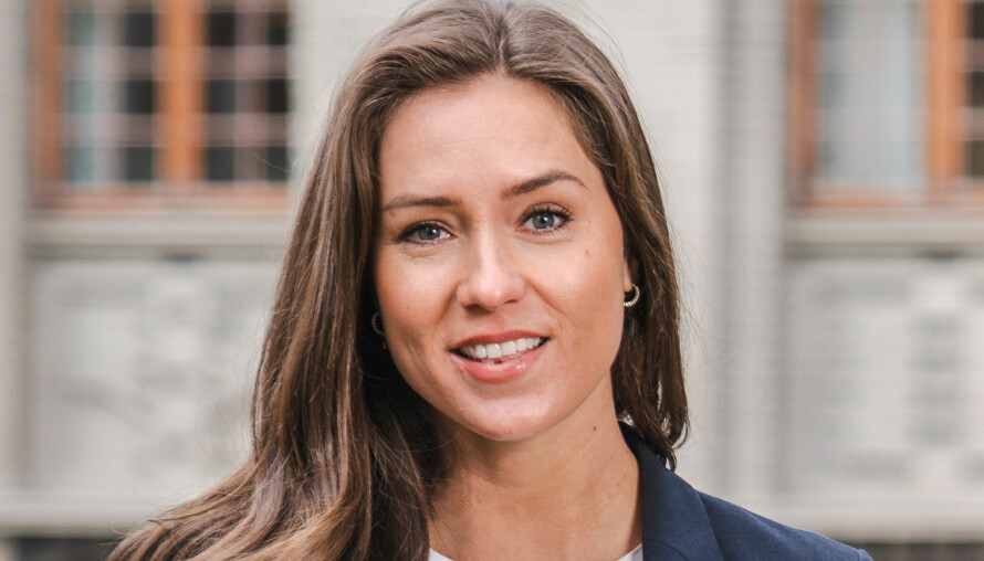 FERIE MED BARN: Barnefar ønsker å reise til utlandet med barnet sitt, men barnemor mener de bør være i Norge. Han får råd av advokat Camilla Brandt i Stiegler advokatfirma.