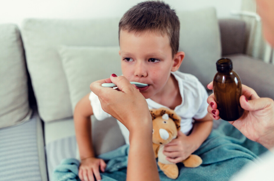 HOSTESAFT FOR BARN: Dersom du tar i bruk hostesaft til barn, bør du følge apotekets eller legens råd.