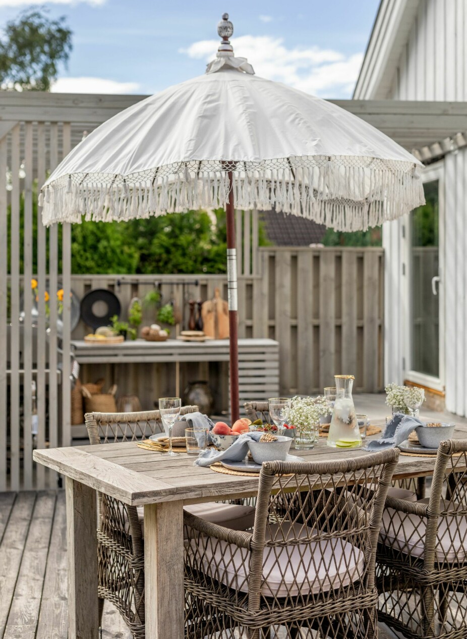UTEMØBLER: På den solrike, sørvendte terrassen er det dekket til lunsj. Spisebordet og stolene er fra Home &amp; Cottage, mens parasollen ble kjøpt på Country Chic for noen år siden.