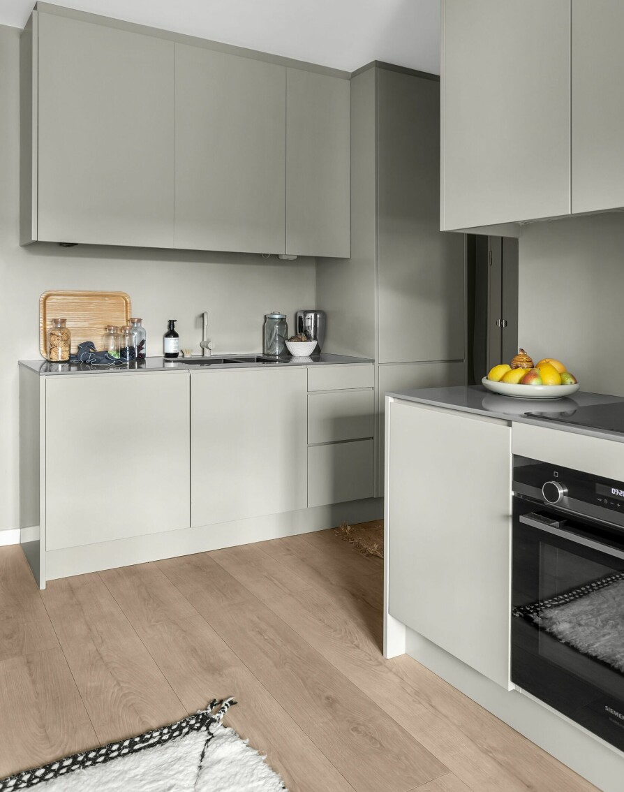 NYE KJØKKENFRONTER: Den smarte inndelingen av kjøkkenet, samt kjøkkenskrogene fra Ikea er beholdt. Frontene er nye, fra Studio 10. Armatur fra Vola.