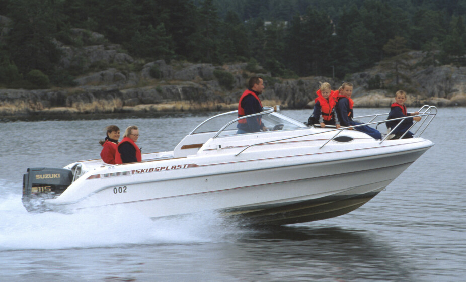 <b>SKIBSPLAST 605:</b> På begynnelsen av 2000-tallet var walk­around-konseptet populært, og 605-modellen en trygg båt å bevege seg rundt i.