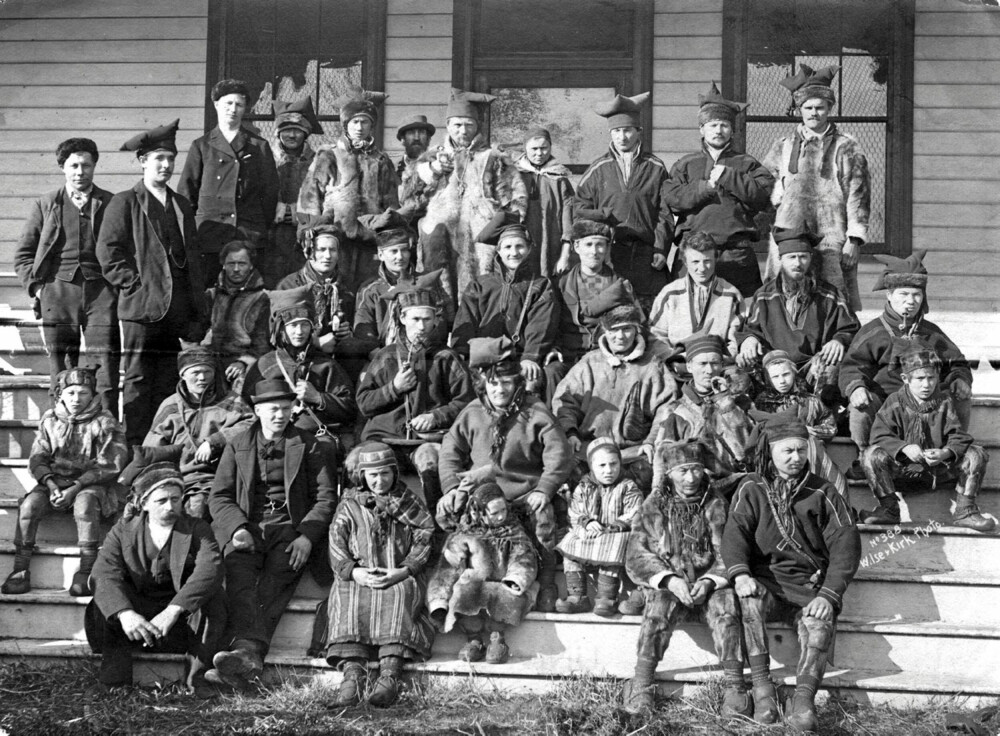<b>REDNINGSEKSPEDISJON:</b> 78 samer, 10 kvener og 25 nordmenn meldte seg til Unnsetningsekspedisjonen til Yukon i 1898. Her er noen samlet på et bilde tatt av den berømte norske fotografen Anders Beer Wilse, som hadde forretning i Seattle på den tiden. 