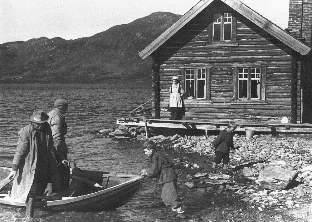 <b>ENKLE KÅR:</b> Olav Thon (med hatt) og storebror Embrik ankommer i robåt til søster Margit Thon.