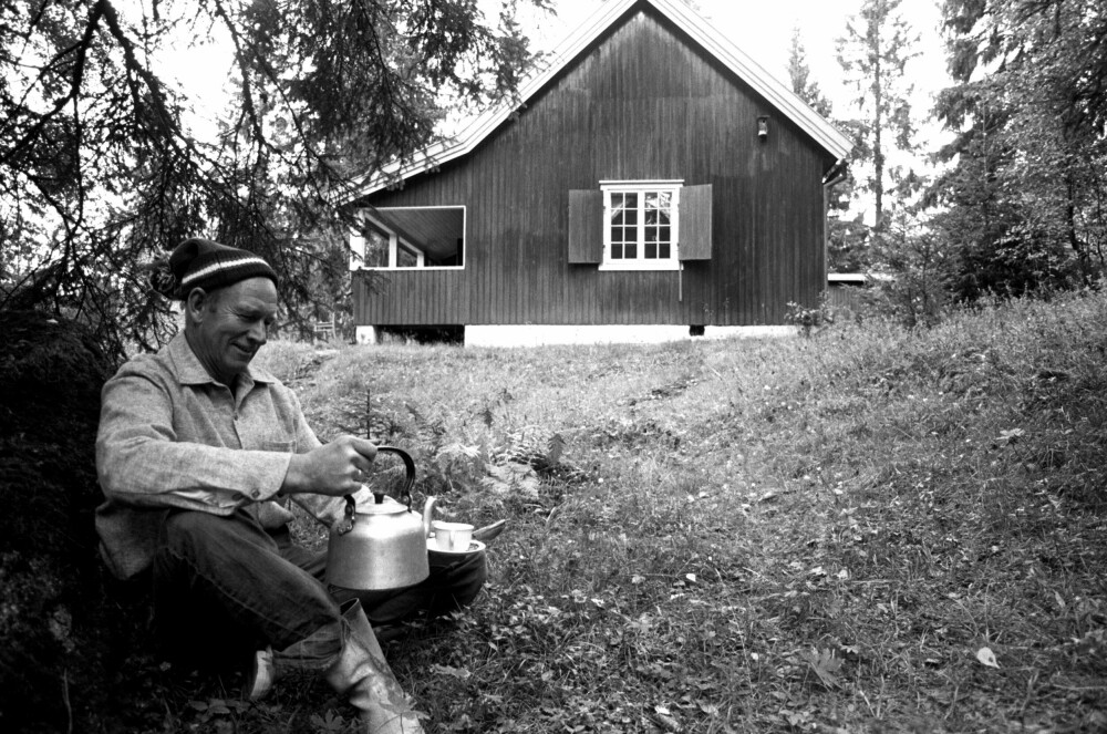 <b>HYTTETUR I 1970:</b> Forretningsmannen Olav Thon var på dette tidspunktet eier av 21 bygårder i Oslo sentrum, men han trivdes beste med kaffekjele og bål på hytta ved Tjernslivannet på Sollihøgda i Bærum.