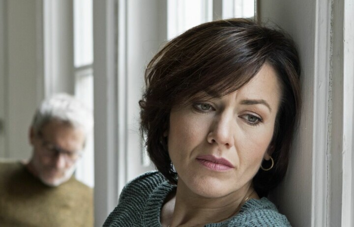 Mannen min var bortreist, og jeg dro til en gammel venninne. Da jeg så over i nabohagen, falt hele livet mitt sammen