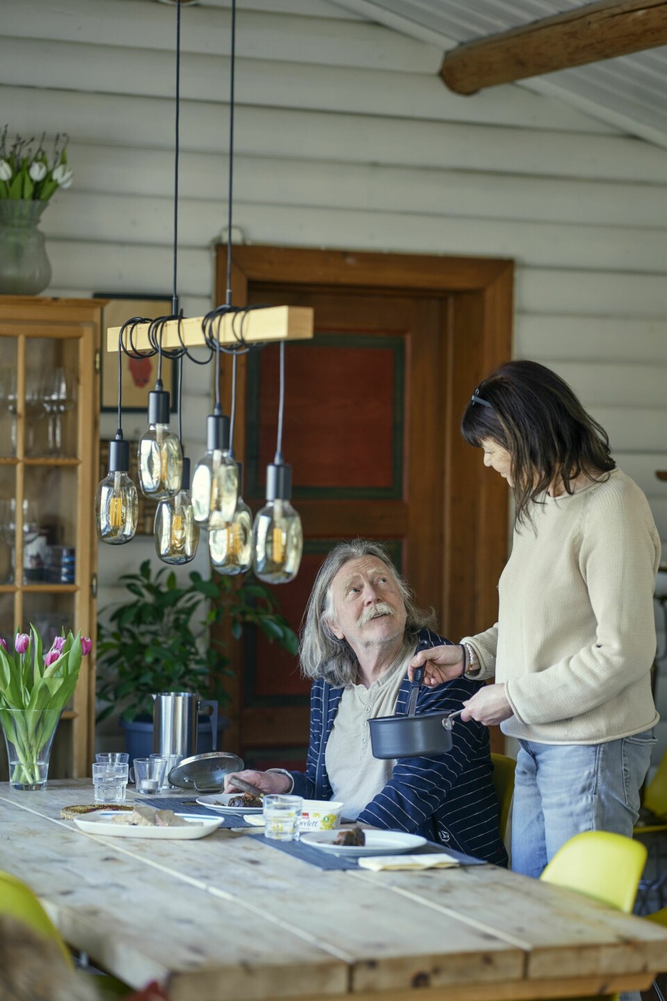 HARMONI: Det er hyggelig stemning ved matbordet når Marith serverer Olavs kjøttgryte.