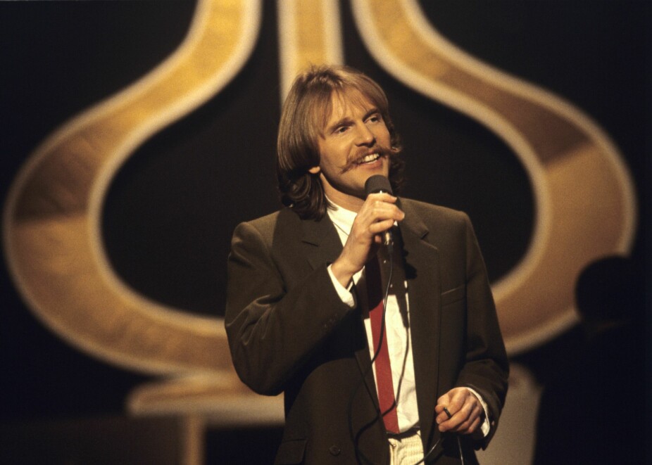 <b>SPELEMANN:</b> Her mottar Olav Stedje Spellemannprisen for beste popplate i 1983.