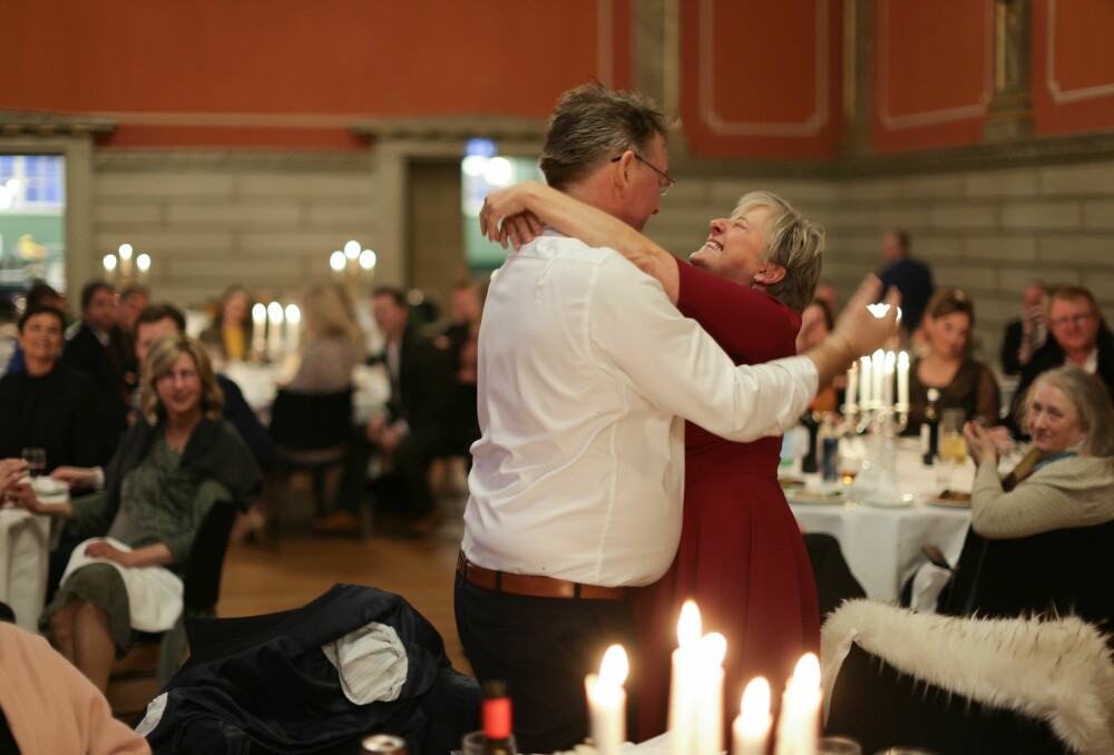 <b>FULL FEST:</b> Rundt 100 gjester var med og feiret kjærligheten til Linde og Widar da de endelig ga hverandre sitt ja.