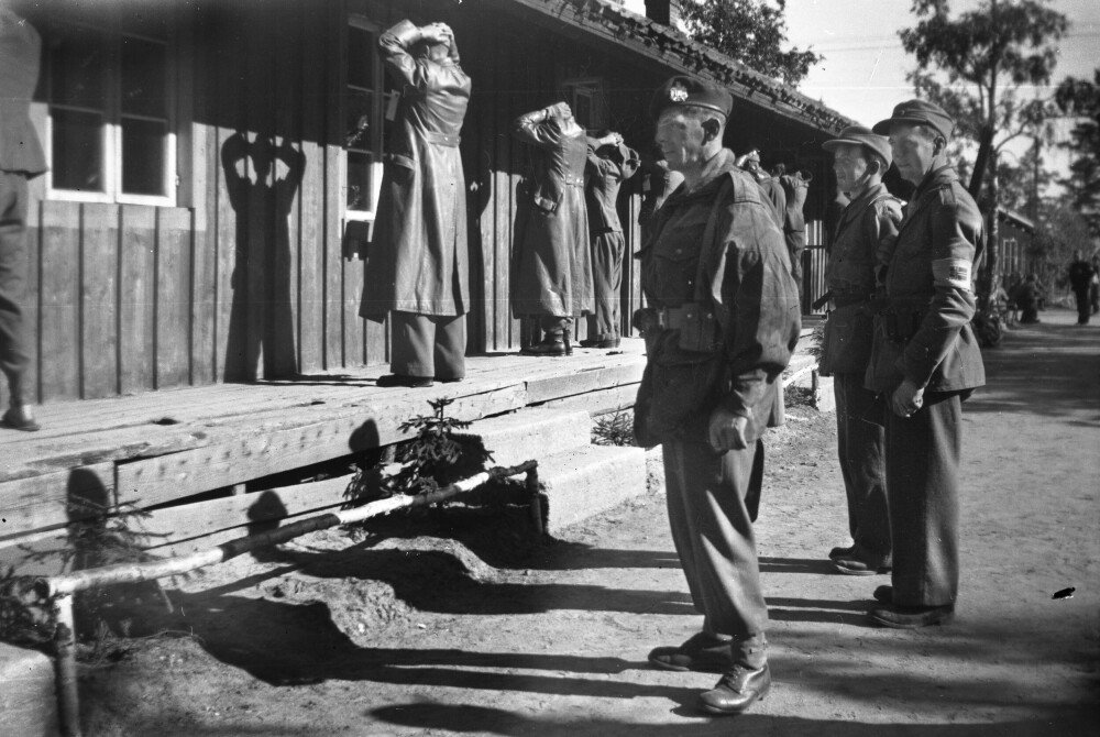 <b>AVSLØRT:</b> Norske hjemmefrontsoldater og britiske «Red Devils»-soldater lette etter rømte krigsforbrytere blant tyske soldater på Terningmoen ved Elverum. De gjorde storfangst.