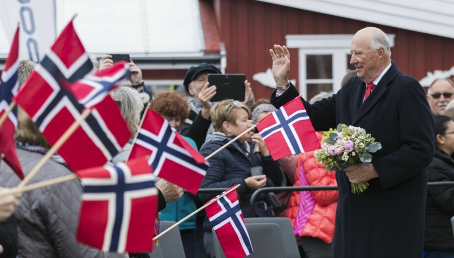 POPULÆR: Kong Harald hylles av innbyggerne når han kommer på besøk.