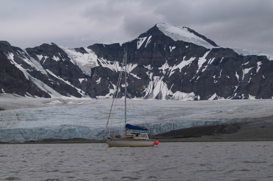 SNYSPURVEN: Vårt kjære hjem og transportmiddel Snyspurven, trygt på svai i Trygghamn i Isfjorden.