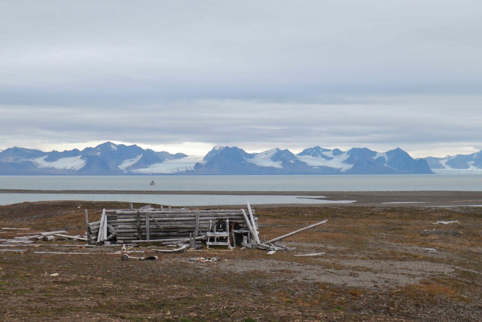 SPOR: Selv om landskapet virker øde, så ser man spor etter menneskelig aktivitet noen steder. Her en gammel fangsthytte som har sett sine beste dager.