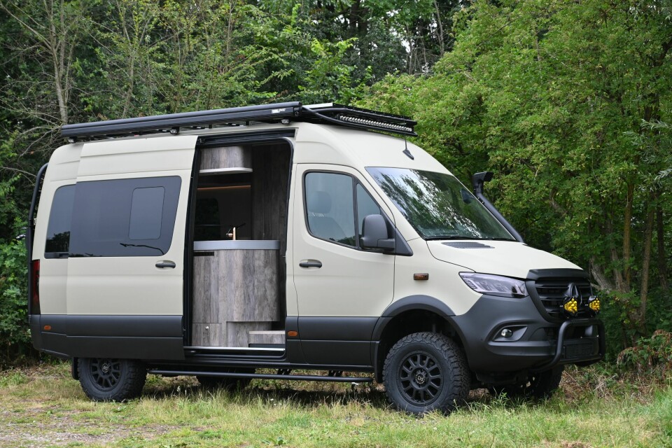 KOMPAKT KVALITET: Roadtrip er bygget på Mercedes-Benz Sprinter med 4x4 og høy bakkeklaring.