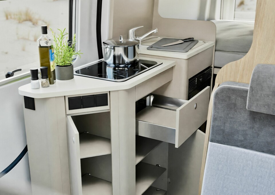 MODUL: Effektivt utnyttet kjøkkenmodul med 62 liters kjøl/frys.