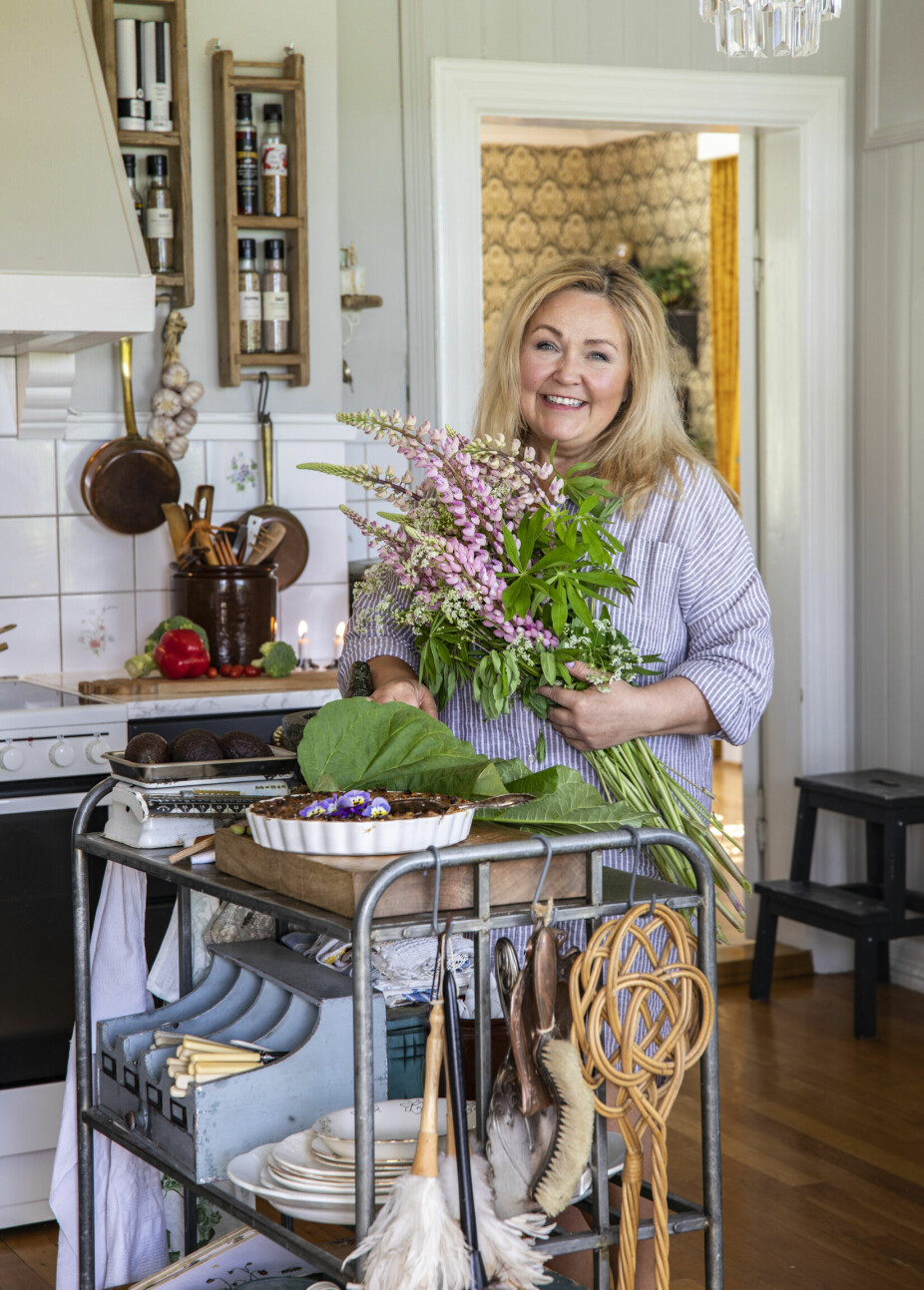 KJØKKEN: Kjøkkenet har en detaljrikdom av de sjeldne. Det er lett å se at interiørgleden til Aud har fått blomstre fritt her.