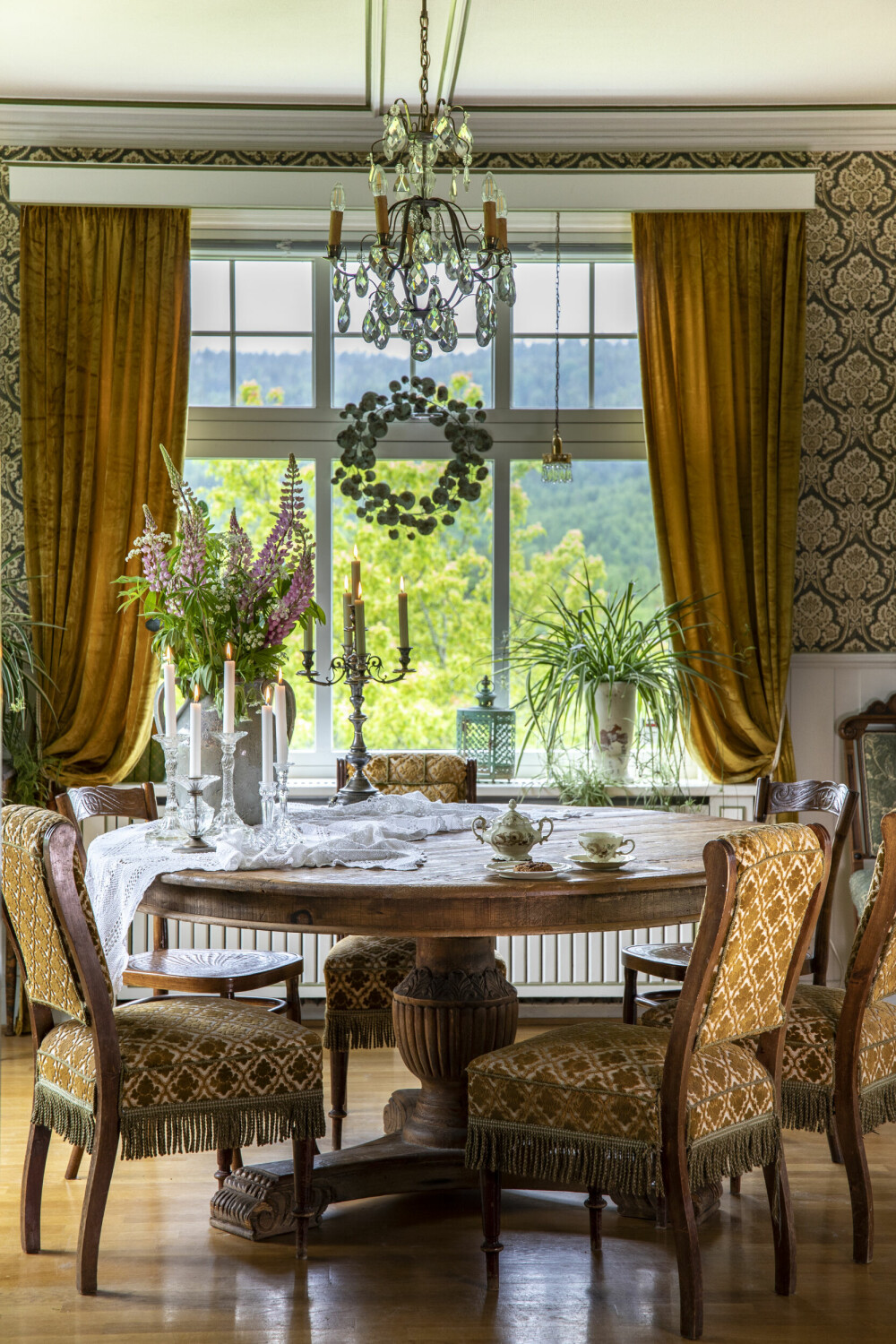 Old Furniture: The table is too pretty to be completely hidden under a tablecloth, says Aud as an explanation for the fact that it only covers parts of the table top.