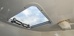 <b>LYS:</b> En solid dekksluke sører for lys og luft i kabinen.