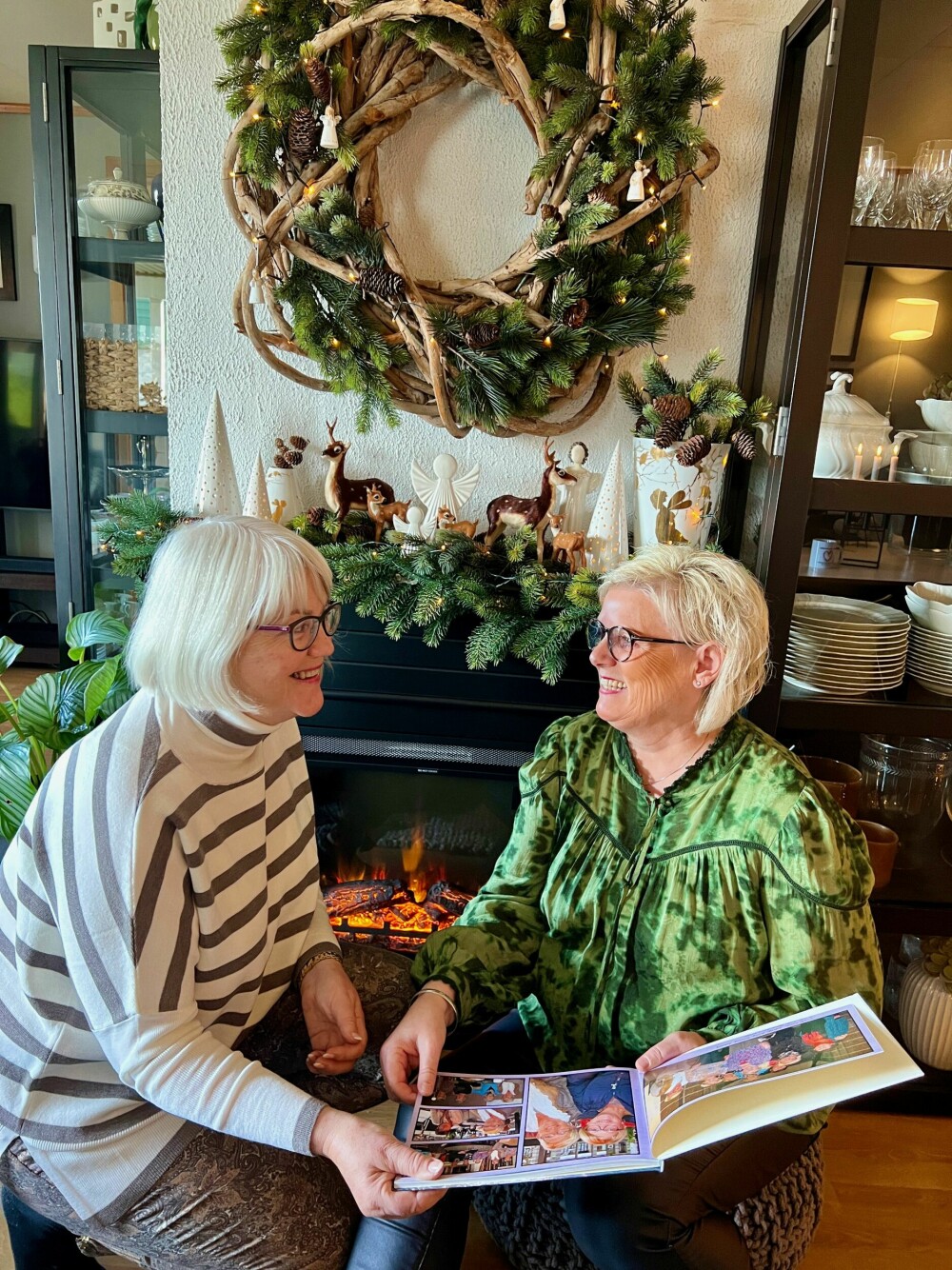 <b>ORDNET DRØMMETUR:</b> – Du ga oss et minne for livet da du ordnet at min mamma fikk feire 85-årsdagen med oss barna på Hurtigruten, sier Solveig Gerhard som kom innom Astri for å vise frem bildeboken hun hadde laget fra turen.