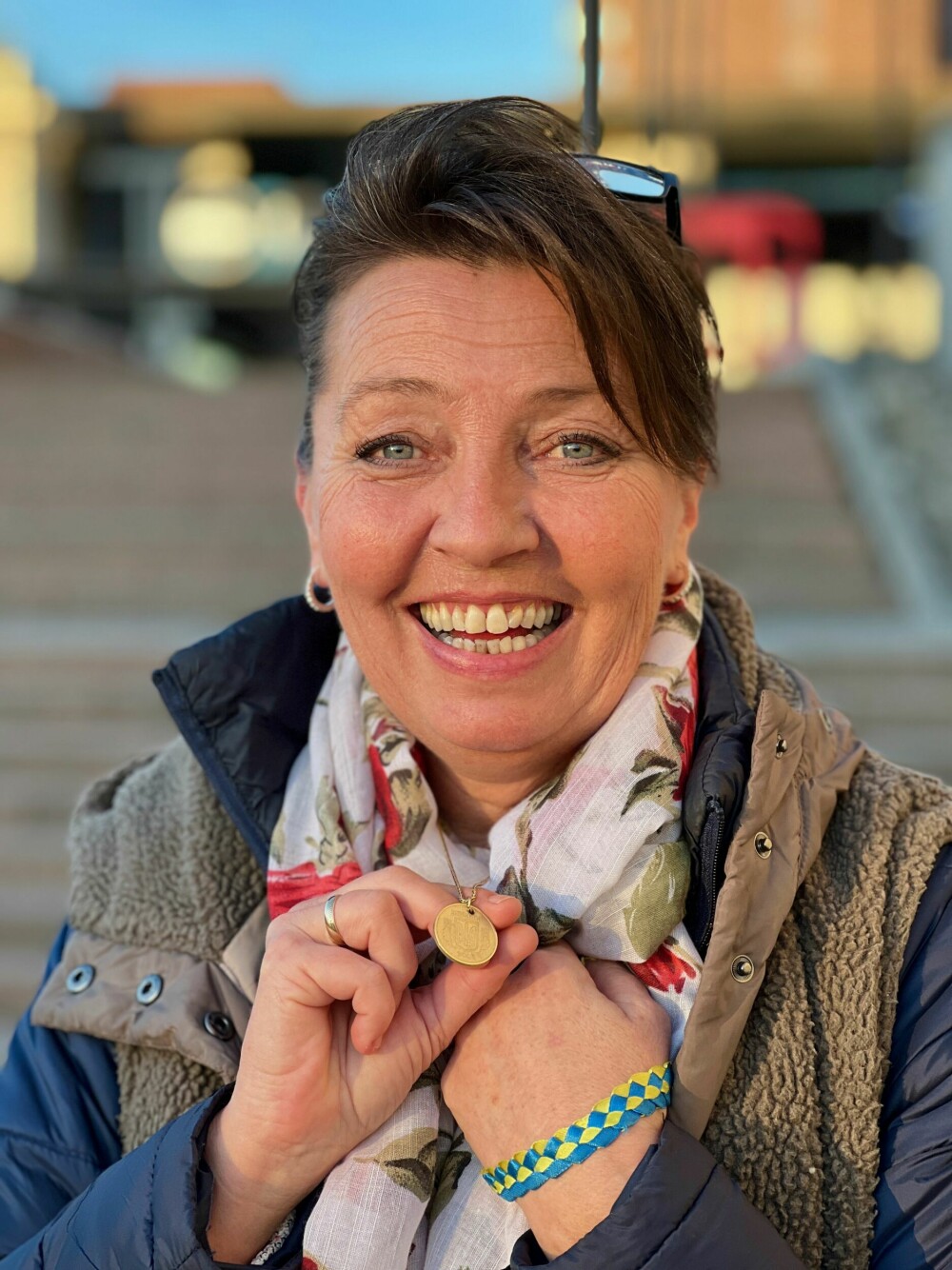 <b>FRIVILLIG GLEDE:</b> Linda Stranden er frivillig hjelper og nå også leder i den lille norsk hjelpeorganisasjon Paracrew. Armbåndet har hun fått av ukrainske flyktninger, og smykket hun har fått laget av en ukrainsk mynt, bærer hun alltid.