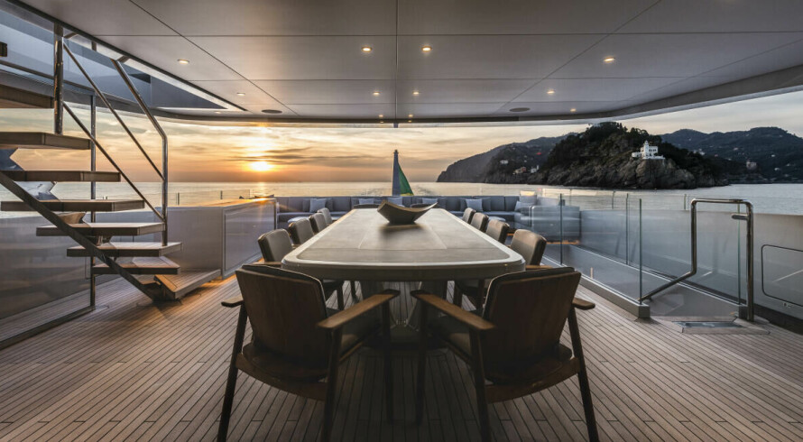 MIDDAGSTID: Dekket over lager et beskyttende tak, lunt men likevel ute.