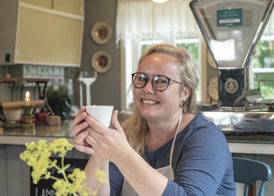 <b>RETRO:</b> Aina Taraldsen Sandvik storkoser seg i retro-kafeen hun og mannen Eskil har laget i en tidligere garasje. 