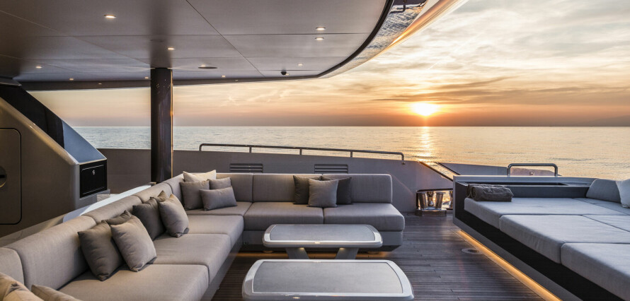 KVELDSKOS: Loungeområdet på det midtre akterdekket innbyr til å nyte solnedgangen.