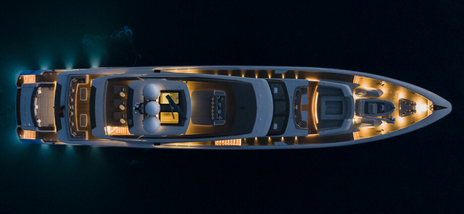 BELYST: De store yachtene skal funkle når de ligger i havn om natten.