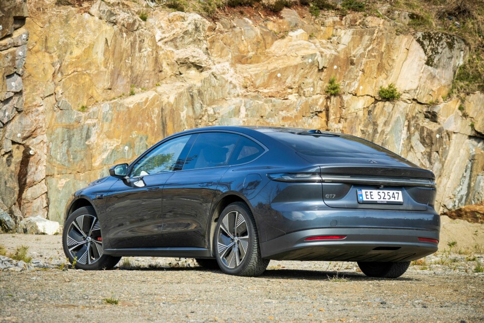 COUPEFASONG: Designet går i retning av femdørs coupé med stor bakluke, slik blant annet BMW, Audi og Tesla har hatt stor suksess med i ulike bilklasser. Men utseendet bedrar, dette er en sedan.