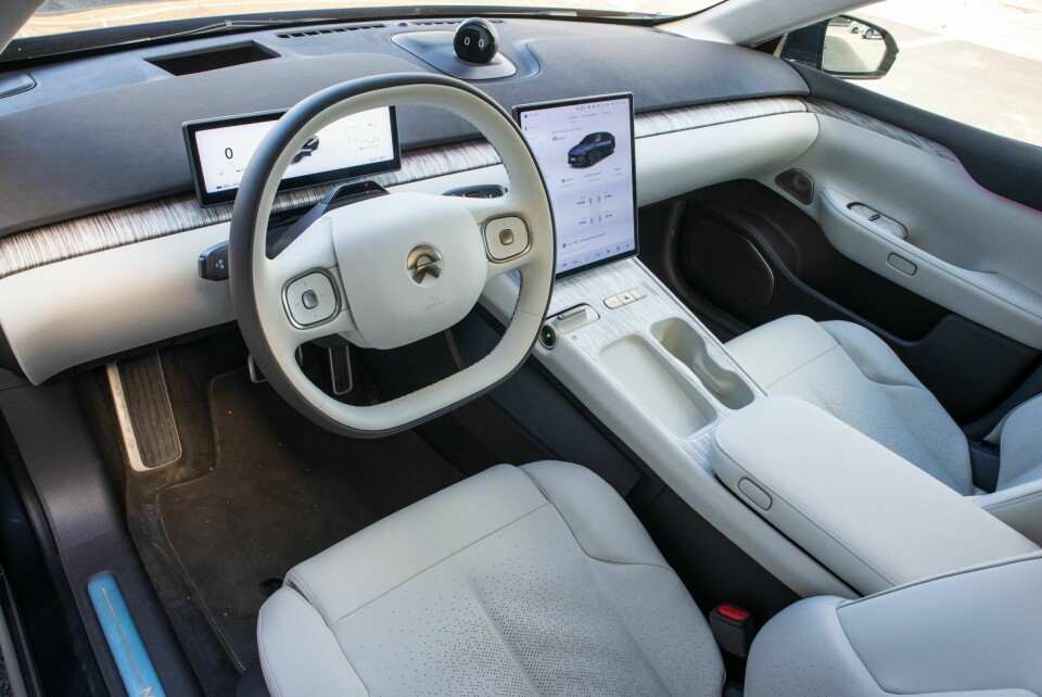 LYST: En lett og livlig atmosfære preger interiøret på førerplass. Seter og sittestilling gjør seg bra på langtur.