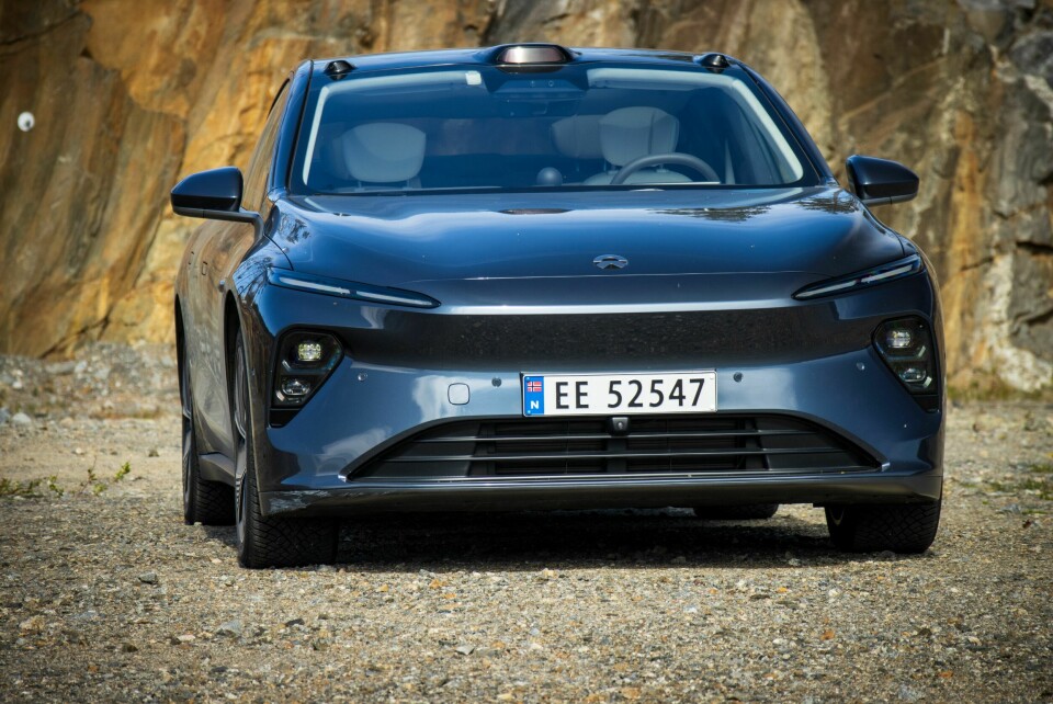 UVANT: Nio har sine smale lysslisser som designkjennetegn i fronten. Innretningene for selvkjøring og overvåkning på taket gir et uvanlig utseende forfra.