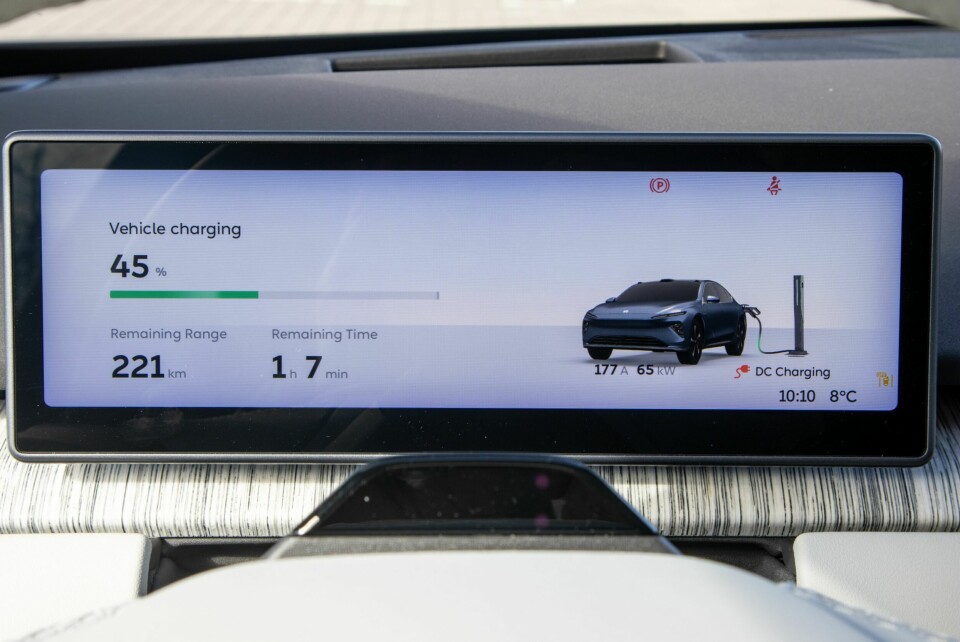 SMAL SAK: Nio har en slank informasjonsskjerm foran føreren. Fint både under kjøring og ved lading.