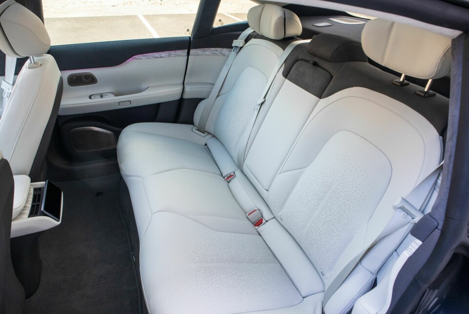 FOR TO: God sittekomfort i to av baksetene, ikke like bra i midten. Bilen har et hav av benplass.