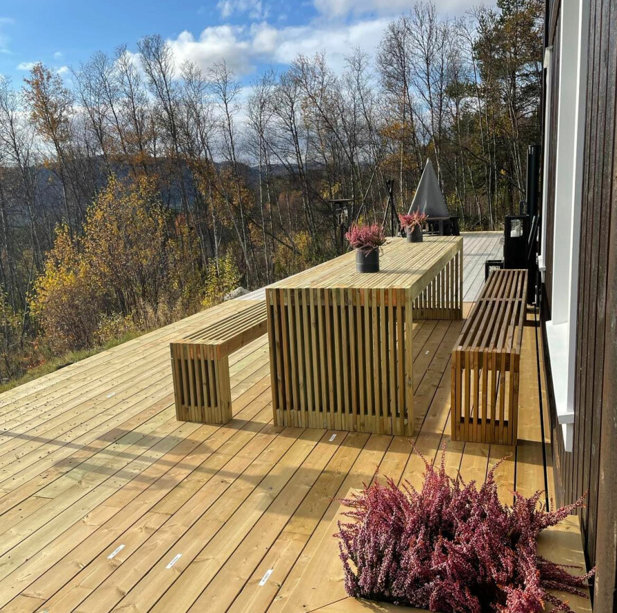 SPISEGRUPPE: Det er deilig med en solid spiseplass utenfor hytta. Denne tåler både vær og vind.