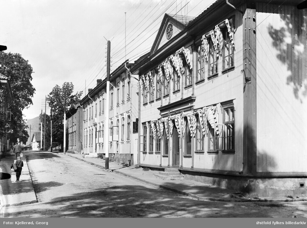 <b>VERNEVERDIG:</b> Apotekergården i Myntgata (nærmest) og biblioteket (t.v.) slik bygningene sto i 1909.