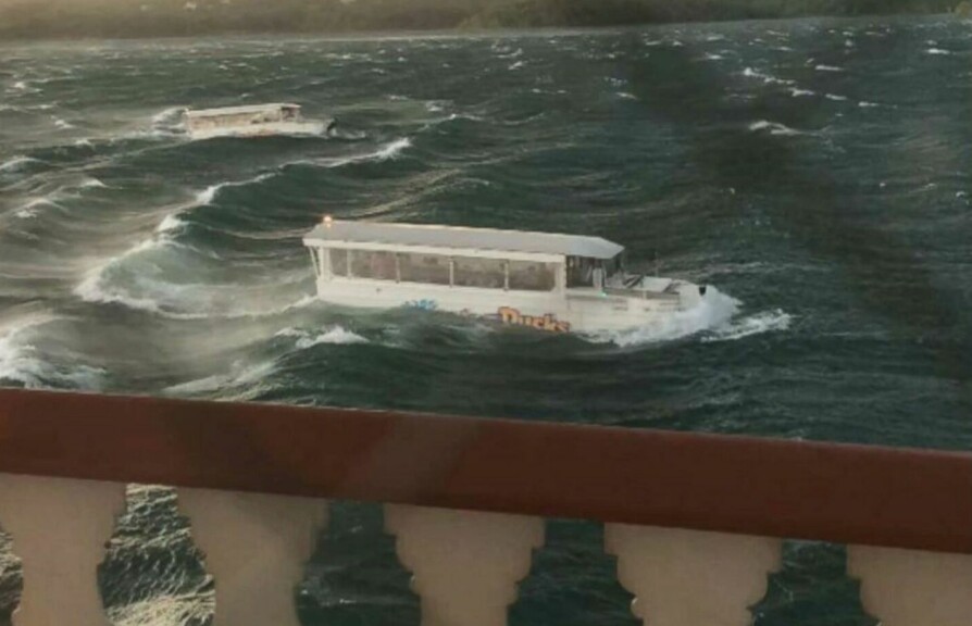 <b>17 MISTET LIVET:</b> Dette bildet tatt fra den nærliggende hjuldamperen Branson Belle avslører hvor uskikket de ombygde militærkjøretøyene var til å tåle røff sjø. Ulykkesbåten Stretch Duck 7 ytterst.