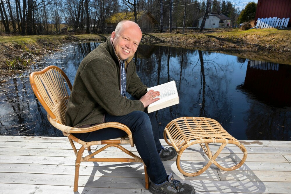 <b>PUST I BAKKEN:</b> Han kobler av ved dammen hjemme på gården. – Jeg liker bøkene til Ken Follett. Den her heter «På grensen til evigheten», og det gjelder både meg og partiet, smiler Trygve Slagsvold Vedum.