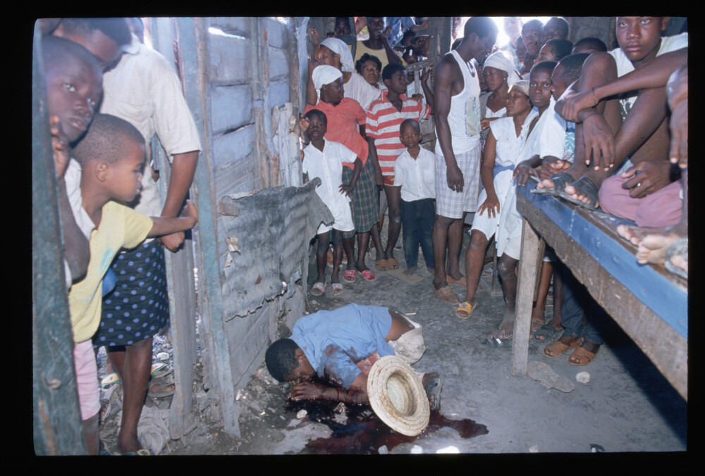 <b>JAKT:</b> Da Baby Doc ble styrtet i 1986, ble det plutselig utrygt å være medlem av Tonton Macoute. På bildet er en mistenkt tilhenger av Tonton Macoute drept av tilhengere av Jean-Bertrand Aristide, en prominent motstander av Duvalier-regimet. Arstide ble valgt til president i 1991. 