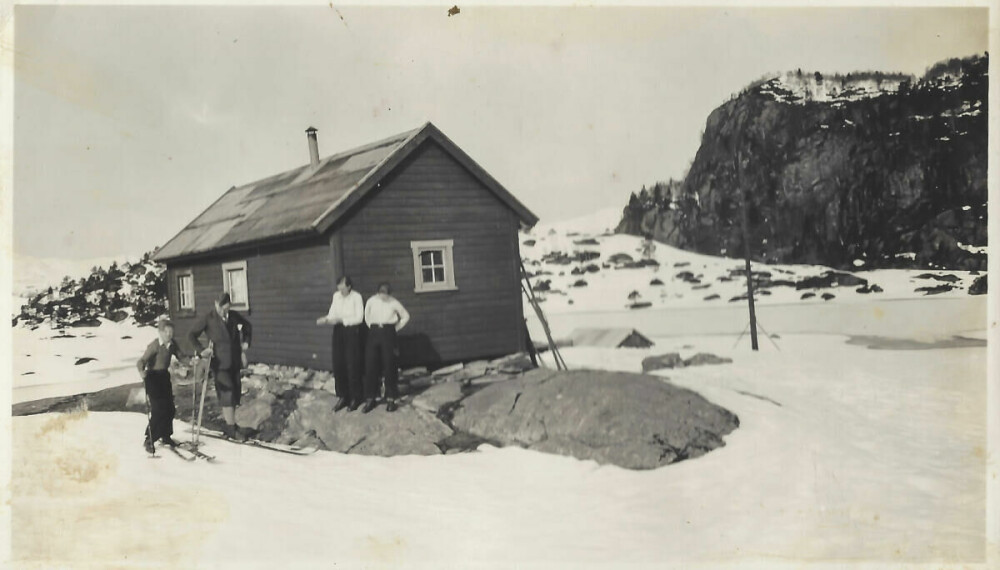HYTTA: Hytta fotografert rundt 1940. Det er en av de eldste på Tjelmen
