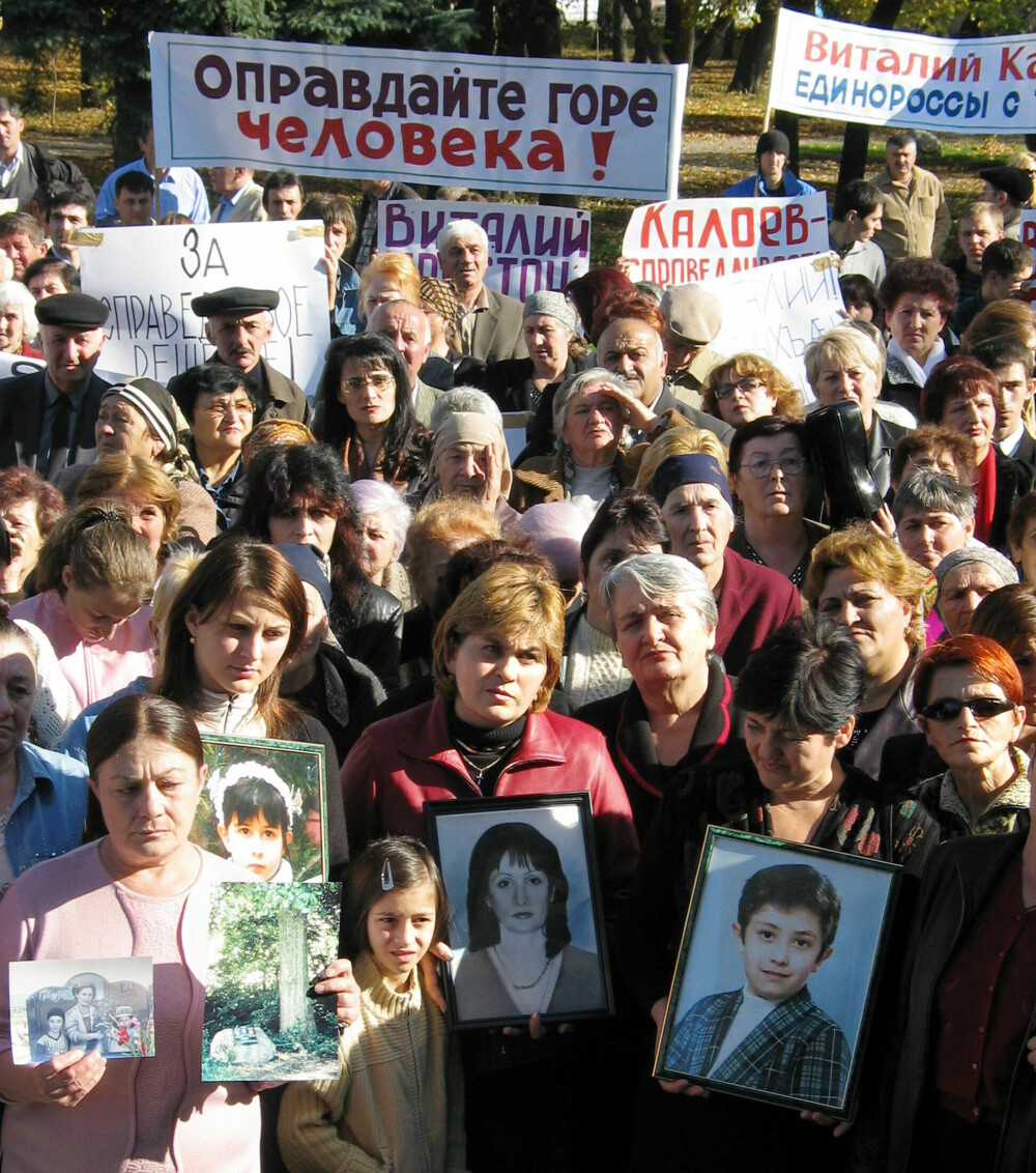 <b>STØTTEAKSJON:</b> Pårørende av barna som ble drept i flyulykken møtte opp for å støtte Vitaly Kaloyev da han møtte for retten i Sveits, tiltalt for drap på flygelederen som var på vakt da ulykken skjedde.