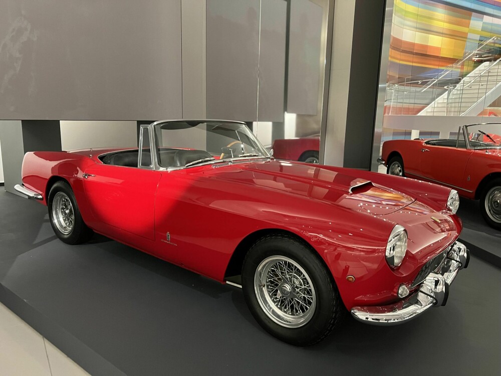 <b>SAMLEOBJEKT:</b> Det italienske designerhuset Pininfarina har designet flere av bilene på museet, blant annet denne, en Ferrari 250 GT fra 1963.