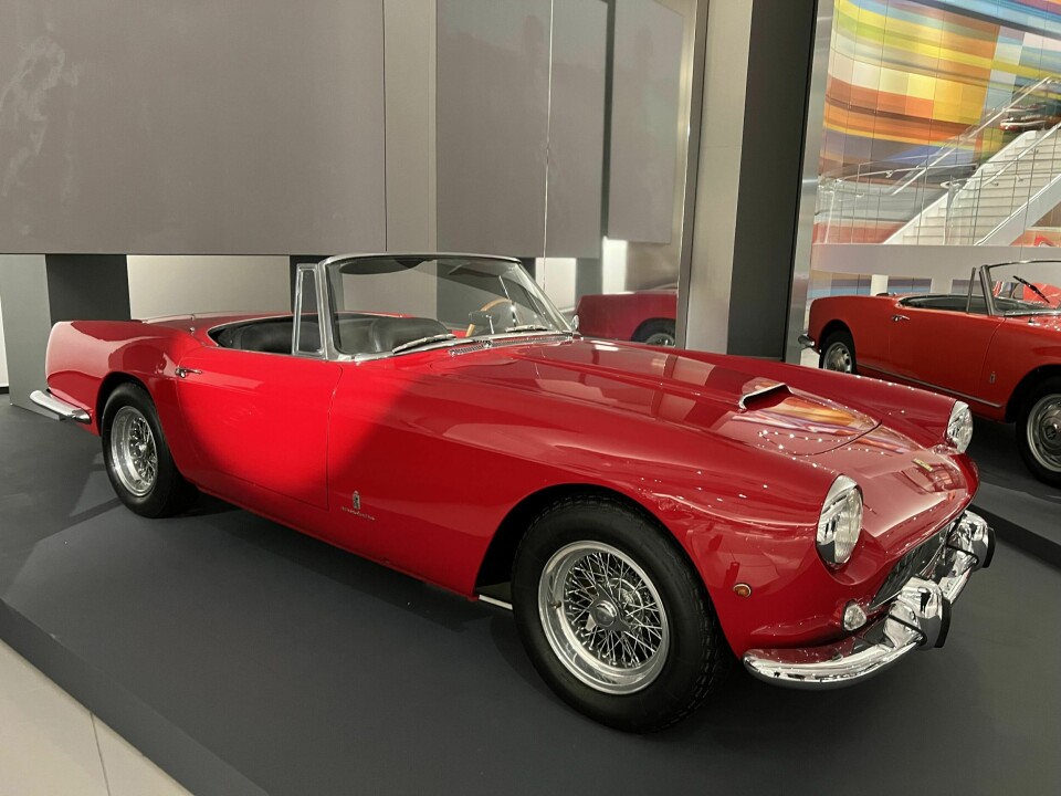 SAMLEOBJEKT: Det italienske designerhuset Pininfarina har designet flere av bilene på museet, blant annet denne, en Ferrari 250 GT fra 1963.