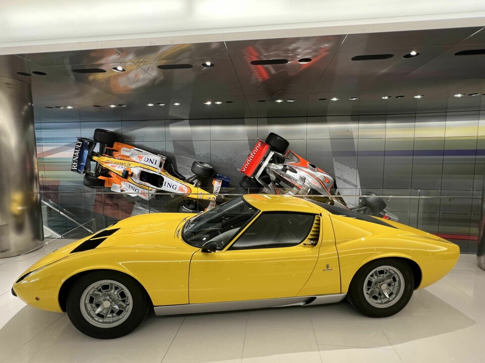 FØRSTE OKSE: Lamborghini Miura P400 var den første Lamborghini-en som fikk en berømt okse i navnet.