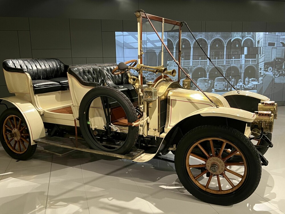 <b>ALDRENDE:</b> En av de eldste bilene i samlingen er en Renault CB Torpedo fra 1911 som skal ha hatt en toppfart på 65 km/t.