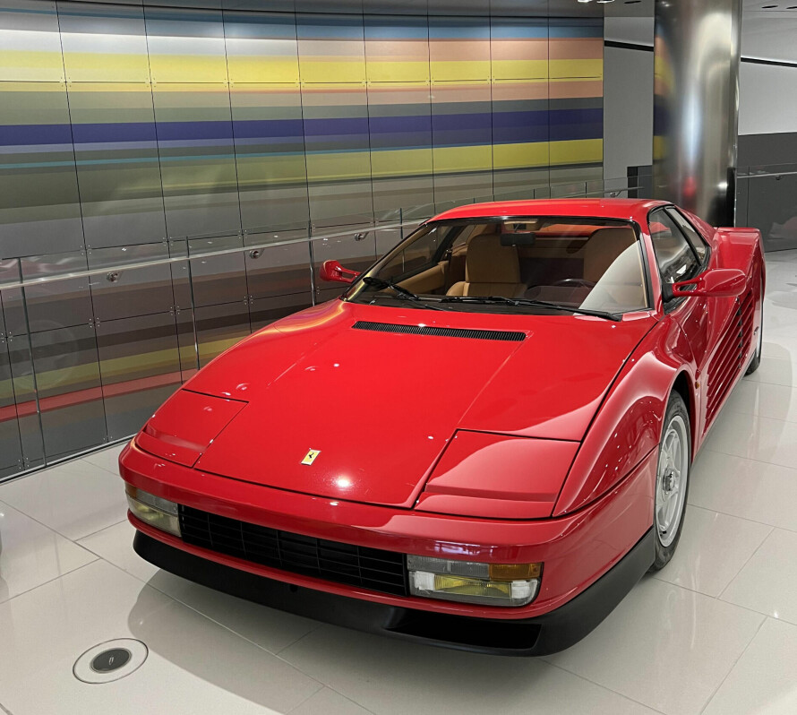 80-TALLET: Ferrari Testarossa hadde verdenspremiere i Paris i 1984 og er et skikkelig 80-tallsikon. Modellen ble en tv-kjendis mye takket være krimserien «Miami Vice» der en Testarossa ble kjørt av detektiven James Sonny Crockett, spilt av Don Johnson.