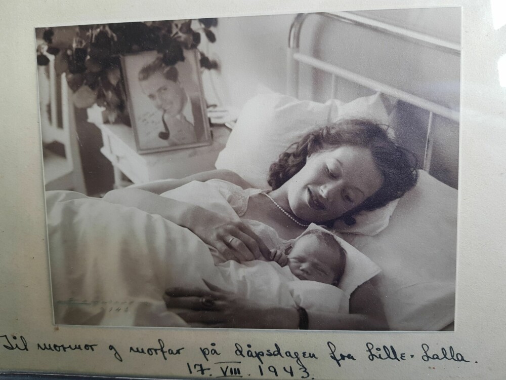 <b>80 ÅR SIDEN:</b> En nyfødt Vibeke ligger i morens armer den 17. juni 1943. Hun fikk både mormor og oldemors navn, Vibeke Lalla Louise. 