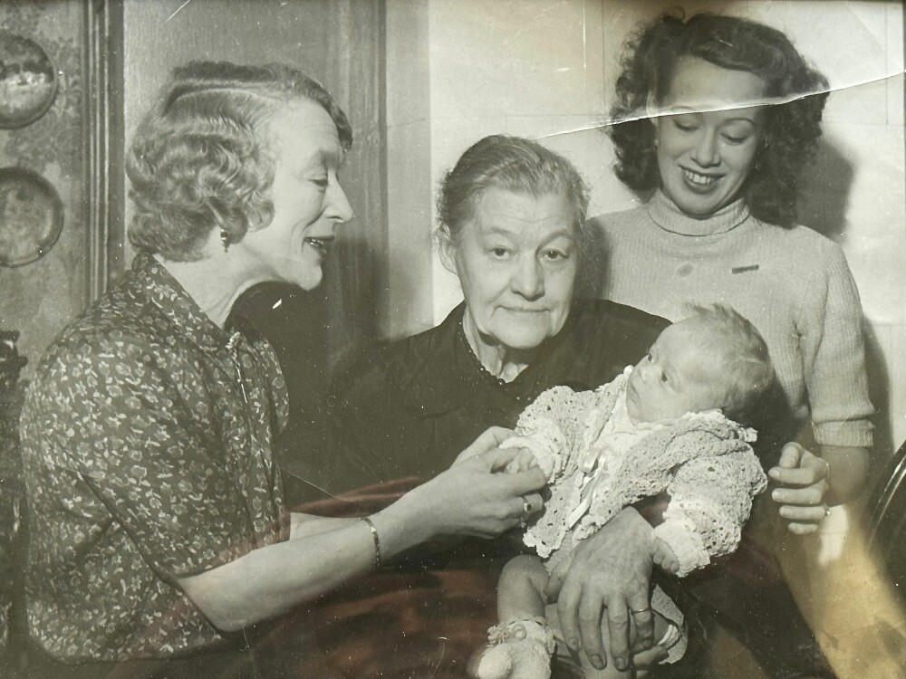 <b>MIDTPUNKT:</b> Lalla Carlsen holder sitt første barnebarn i hånden. Oldemor Louise har et godt grep om lille Vibeke, med en stolt mamma i bakgrunnen.