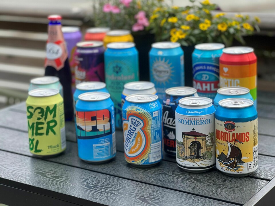 STOR VARIASJON: Med åpen klass og LITE-øl smakte panelet seg gjennom 21 ulike sommerdrikker.