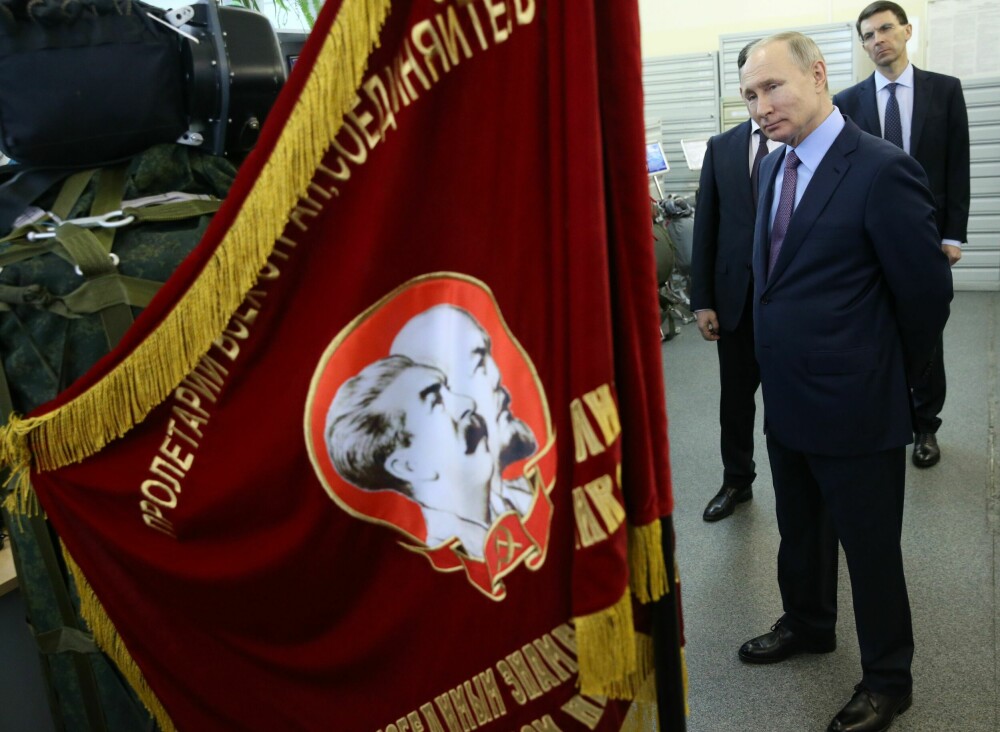 <b>LÆRENEM:</b> Den russiske president Vladimir Putin betrakter et flagg, prydet med Sovjetlederne Josef Stalin og Vladimir Lenin. Særlig Stalin har vist seg å inspirere Putin i hans omgang med opposisjonelle.