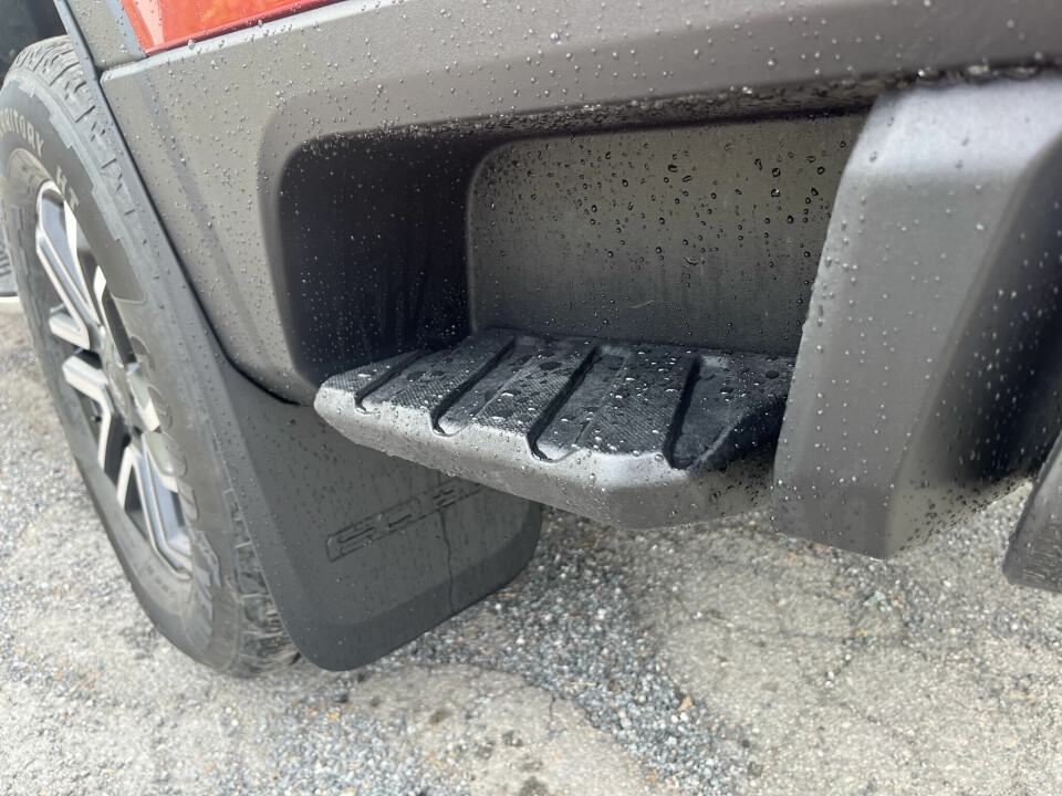 STIGTRINN: Dette trinnet i støtfangeren bak bakhjulet er svært praktisk når du skal opp på planet eller justere stropper.